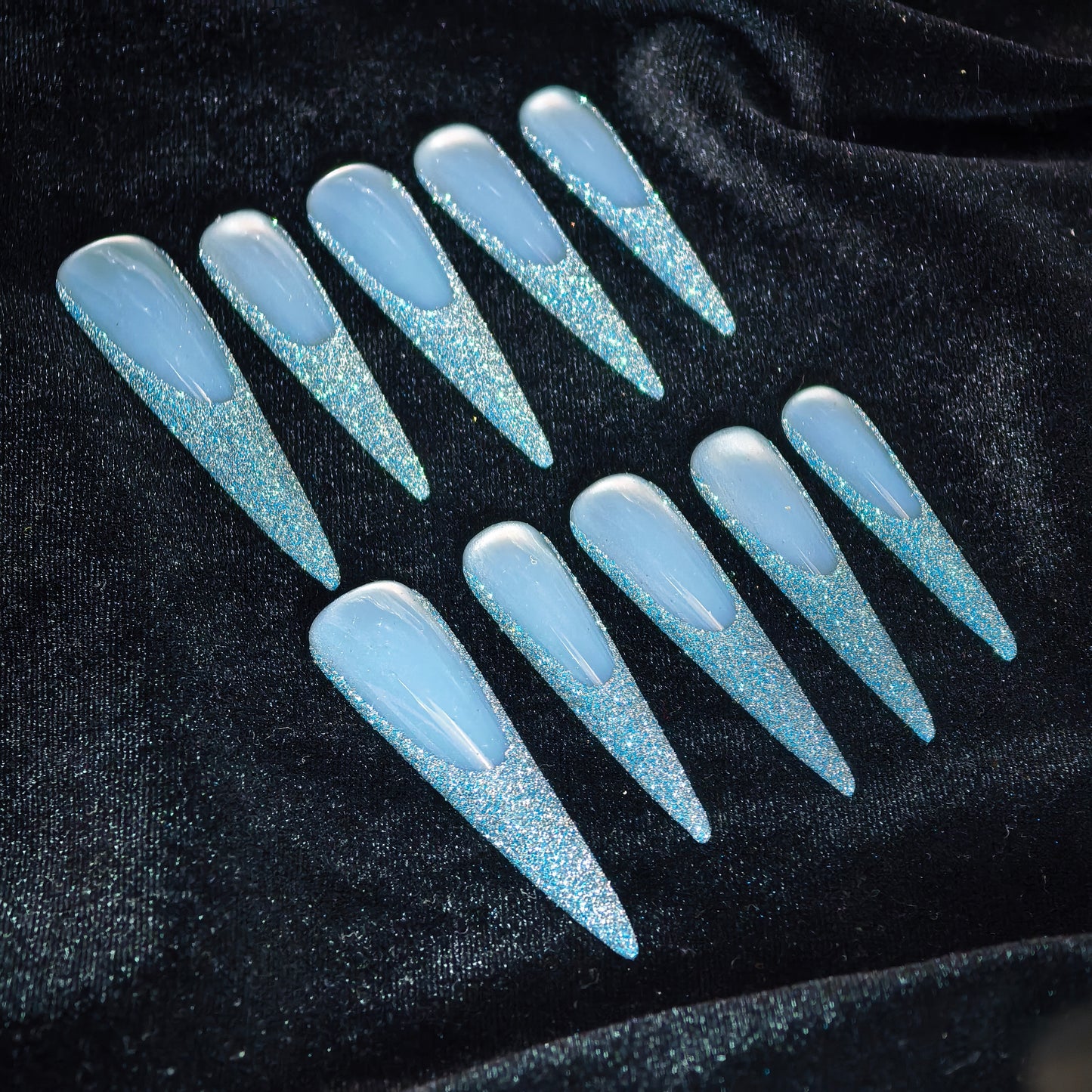 Faux ongles à pression bleus pailletés, longs et pointus, avec languettes adhésives, motif fée glacée d'hiver bleu, couverture complète, pour femmes et filles, ensemble d'ongles réutilisables pour fêtes et vacances